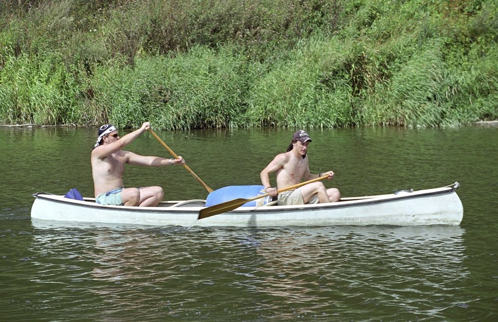 Papouščí skála u řeky Vltavy hrozí sesuvem. Vodáci projedou s obtížemi (ilustrační foto).