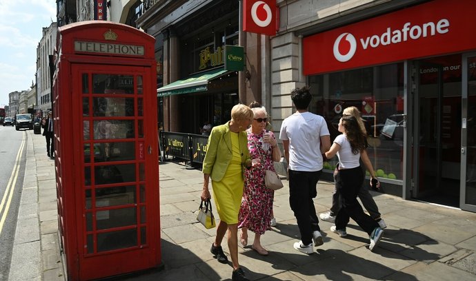 Hatem Dowidar, šéf emirátské společnosti, která vystupuje pod značkou e&, oznámil, že chce vlastnit postupně až 20 procent britského Vodafonu.