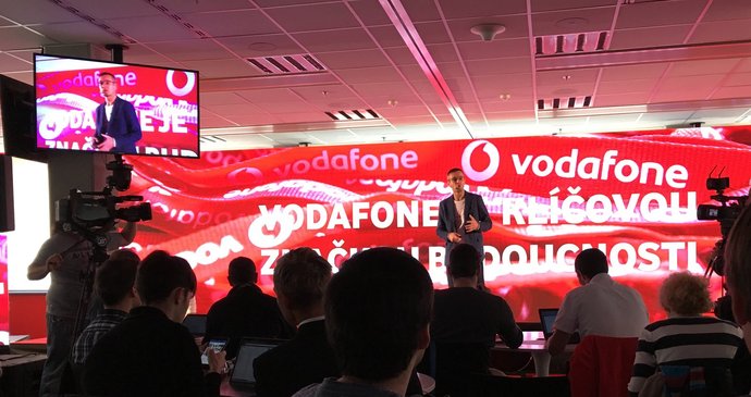 Tisková konference Vodafonu. Do poslední chvíle byl její obsah tajný. Na snímku ředitel Vodafonu Jiří Báča.