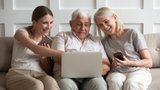 Online kurzy naučí seniory používat smartphony i další moderní technologie
