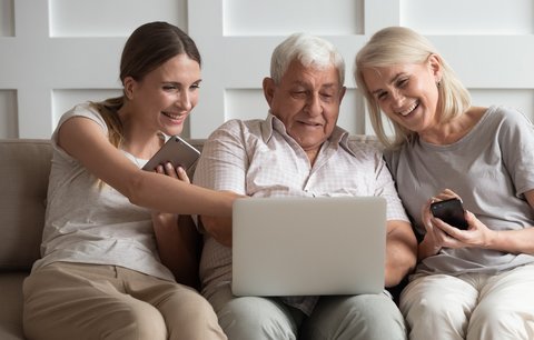 Online kurzy naučí seniory používat smartphony i další moderní technologie