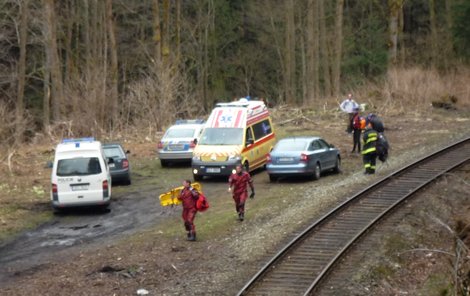 Záchranáři museli vodáka zachraňovat z těžko dostupného terénu.