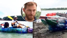 Slovák sjel Dunaj na lodi z PET lahví, aby upozornil na problém s plasty