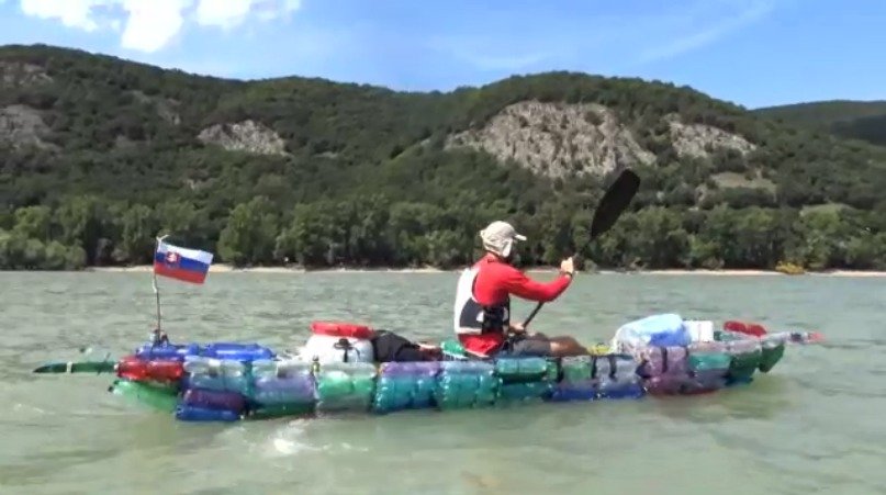 Slovák sjel Dunaj na lodi z PET lahví, aby upozornil na problém s plasty