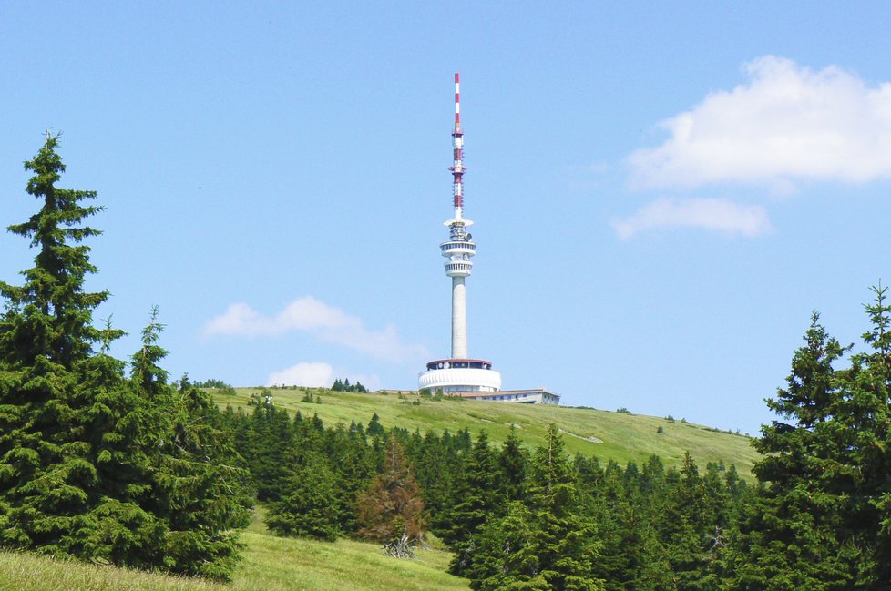 Na vrcholu Pradědu je známá věž televizního vysílače.