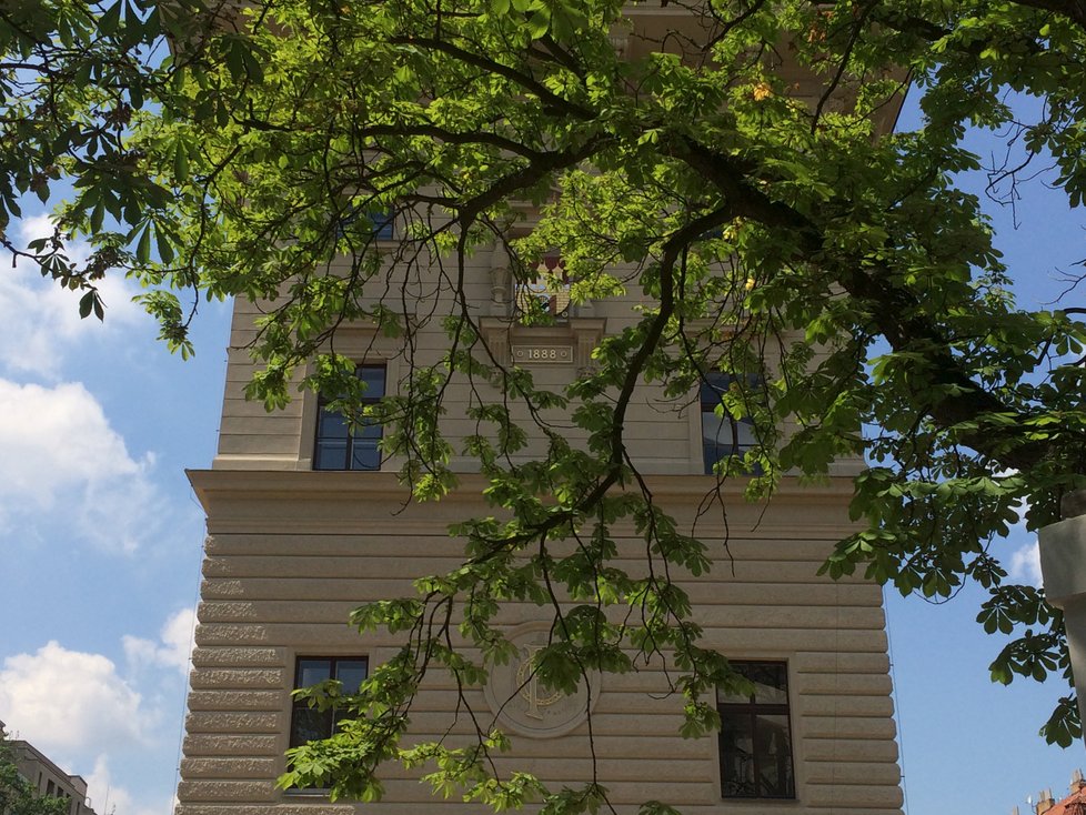 Letenská vodárenská věž díky rekonstrukci fasády i interiérů značně prokoukla.