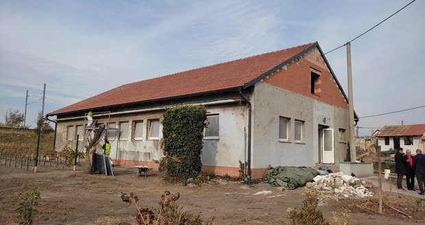Pohled na opravenou střechu vodárny v Mikulčicích, opravili ji studenti z Brna.