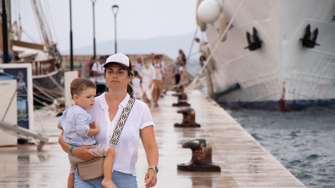Turistka v chorvatském městu Vodice. Turistka v chorvatském městu Vodice.