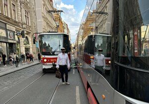 Kuriozní nehoda v centru Prahy. Pod koly tramvaje uvízla koloběžka, kterou řídil neopatrný Portugalec. Tramvaje kvůli němu stály bezmála 20 minut. (15. červen 2023)