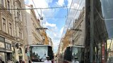 Zpoždění 18 minut! Tramvaje v centru Prahy zablokoval Portugalec na elektrokoloběžce