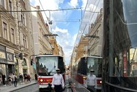 Zpoždění 18 minut! Tramvaje v centru Prahy zablokoval Portugalec na elektrokoloběžce