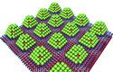 Vodíkové nano-bonbony tvoří nanočástice palladia (zelené) s iridiovým jádrem (červeně) na grafenu. Vodík se hromadí na povrchu jako čokoládová poleva