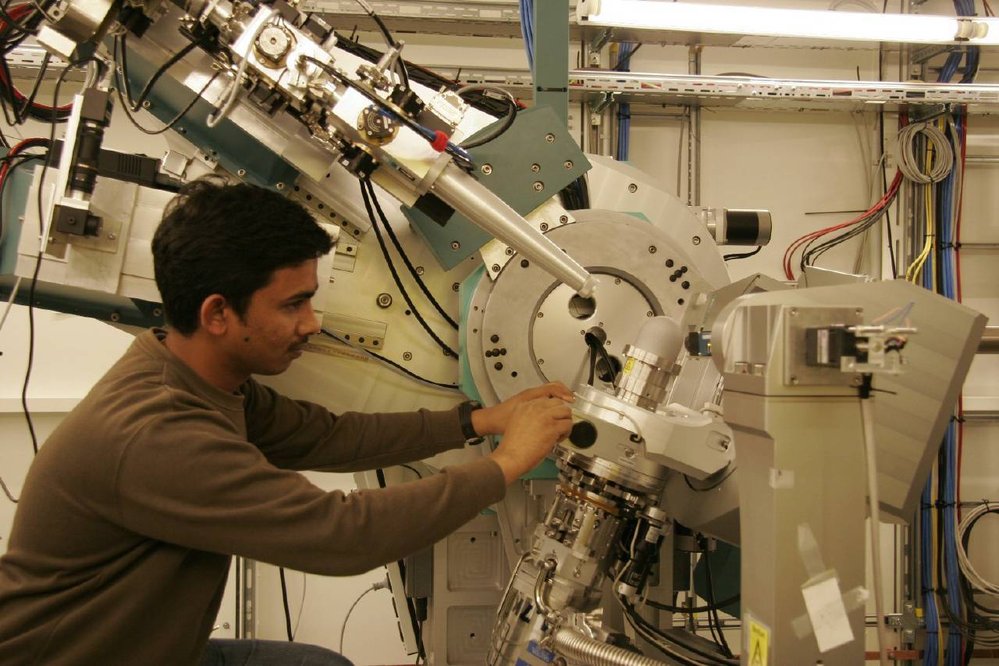 Špičkové vývojové zařízení v experimentální hale PETRA III výzkumného střediska DESY v Německu, kde se vyvíjí vodíkové nano-pralinky