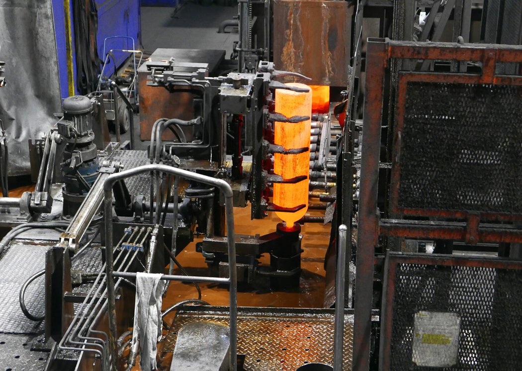 Na unikátní lince v továrně Cylinders Holding hned vedle plničky vodíku vznikají ocelové láhve na skladování plynu včetně vodíku. Jsou zde schopni vyrobit větší láhve než kdokoliv další na světě.