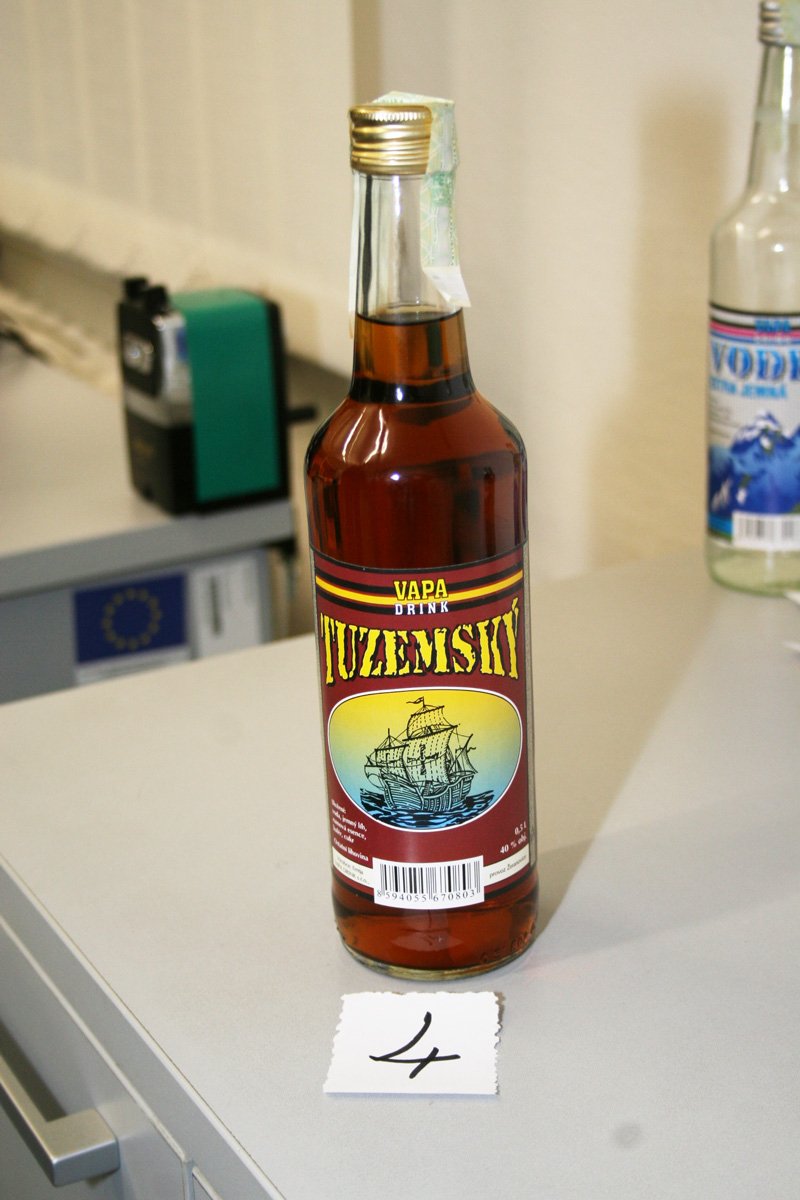 Zajištěná půllitrová lahev s názvem Tuzemský do výrobce Vapa Drink.
