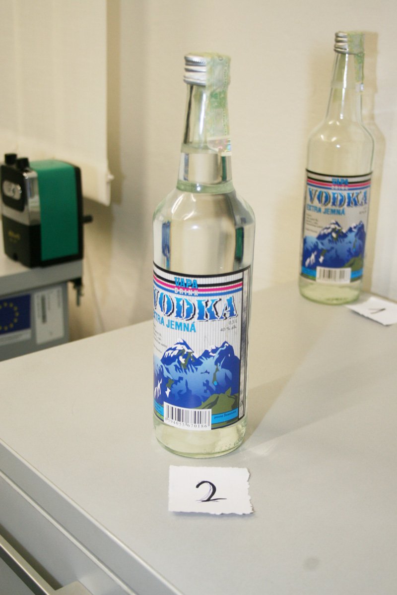 Zajištěná půllitrová lahev s názvem Vodka Jemná do výrobce Vapa Drink.