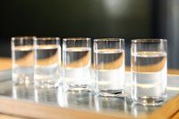 Alkoholový žebříček: Češi loni víc kupovali destiláty, v prodejích v EU vedou Němci a Poláci