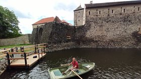 Unikátní atrakce na "Popelčině" hradě Švihov: Projížďka v lodičkách po vodním příkopu