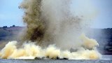 Kmeny létají vzduchem: Střelmistři čistí Novomlýnskou nádrž, sucho odhalilo nebezpečné překážky