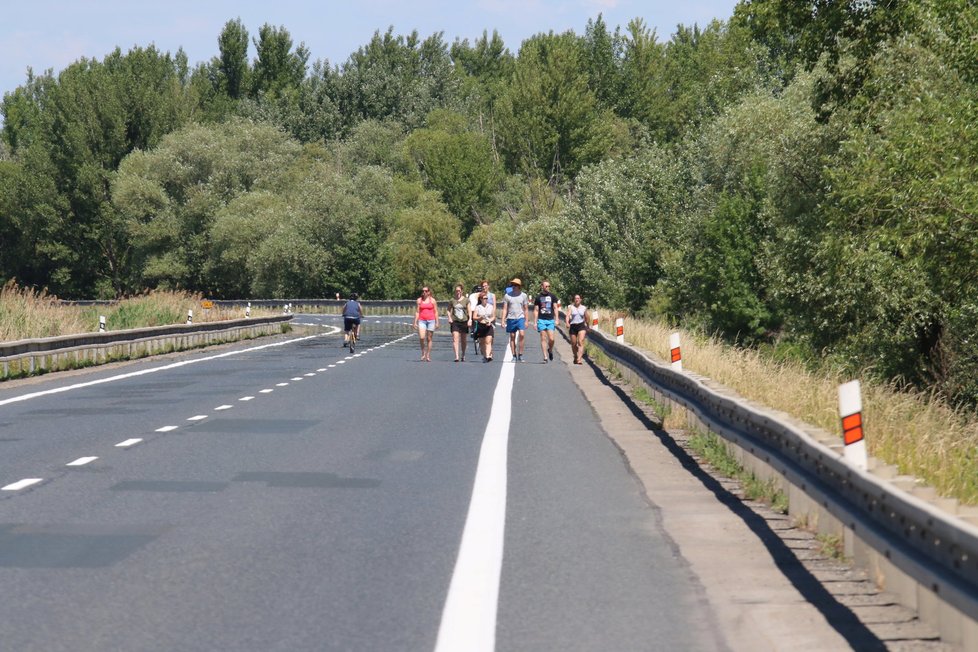 Uzavřený most přes vodní nádrž Nové Mlýny lákal pěší turisty.