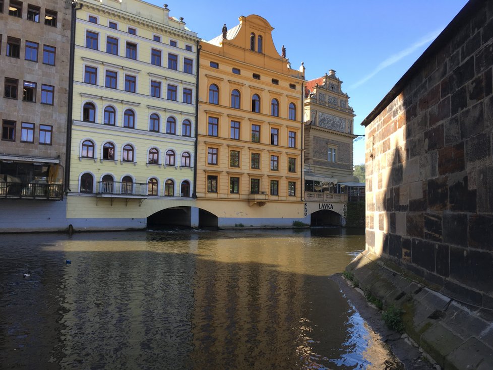 Navštívili jsme vodní podzemí v Praze, které vede pod Karlovým mostem i zbytkem Juditina mostu.