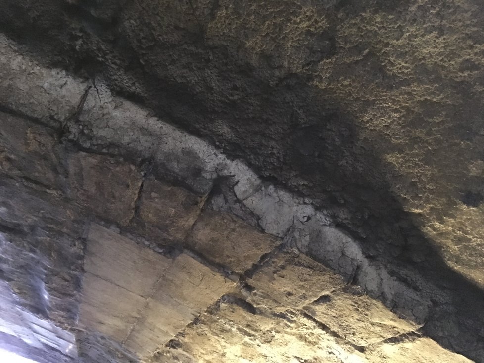 V částech podzemí jde krásně vidět předěly jednotlivých historických staveb, které ho tvoří.
