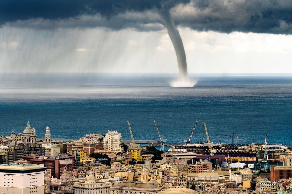 Dechberoucí podívaná: Vodní smršť (tornádo) u italského města Janov