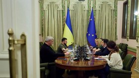 Šéfka europarlamentu Roberta Metsolaová se v Kyjevě setkala s ukrajinským prezidentem Volodymyrem Zelenským (1.4.2022)
