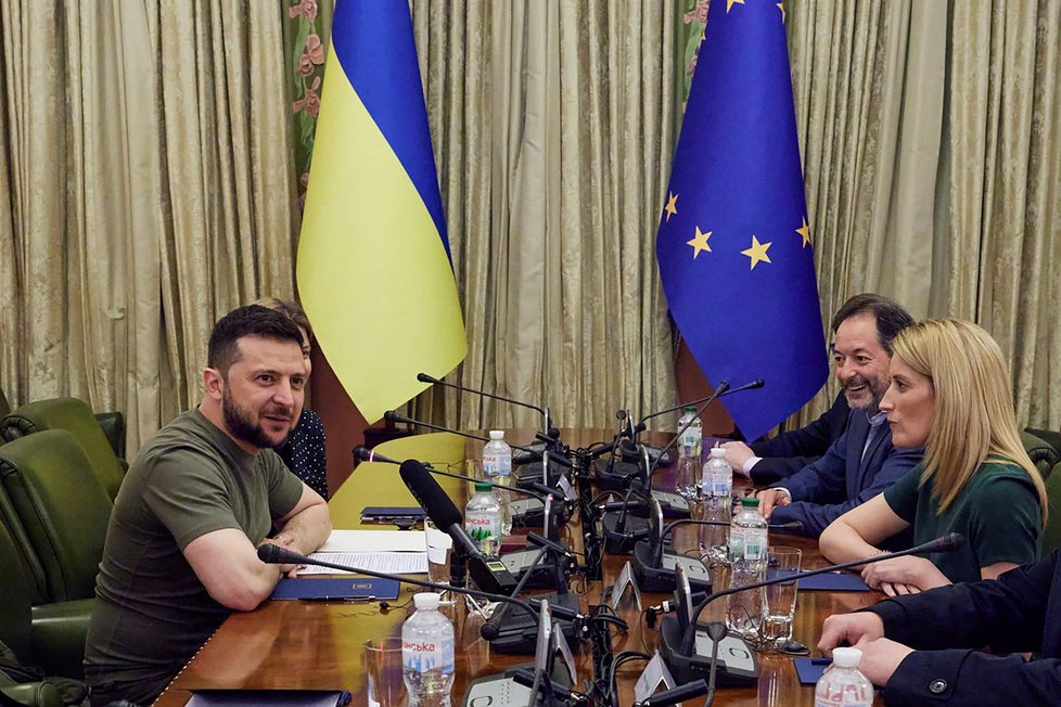 Šéfka europarlamentu Roberta Metsolaová se v Kyjevě setkala s ukrajinským prezidentem Volodymyrem Zelenským. (1.4.2022)