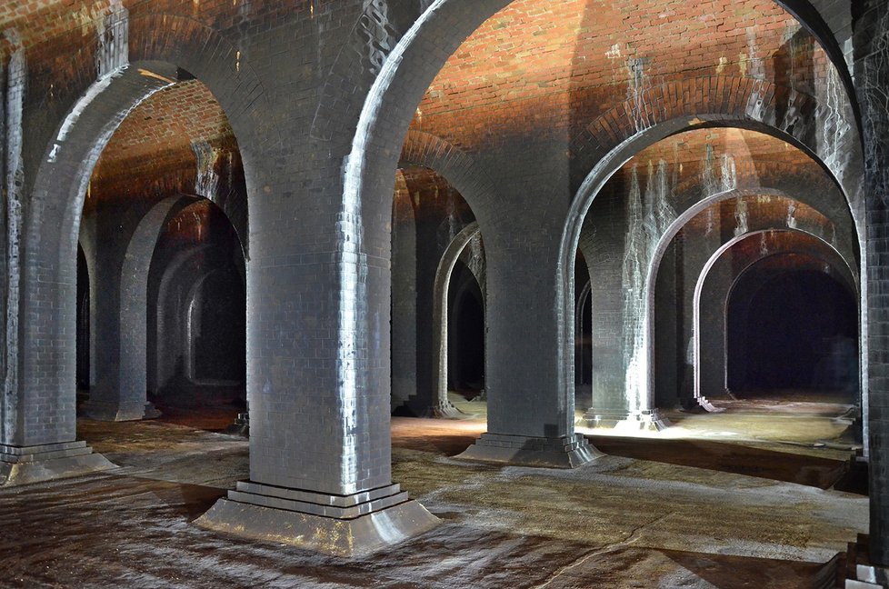 Unikátní, ještě neprozkoumané rozlehlé prostory pod historickými vodojemy, skryté v Žlutém kopci v Brně připomínají gotické katedrály. Jsou však ukryty hluboko pod zemí.