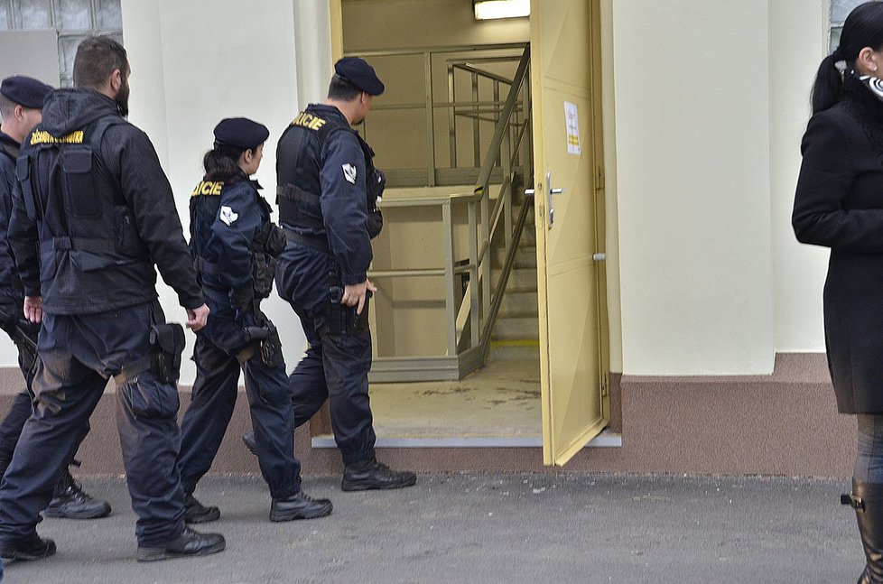 Policejní jednotka reaguje na vetřelce a vniká do vodojemu Bruska.