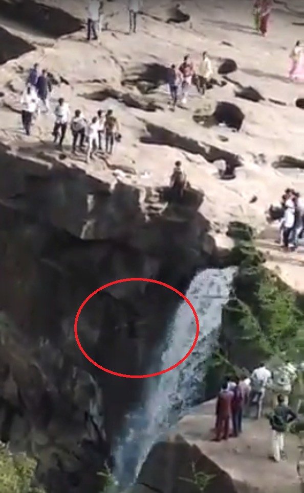 Muž chtěl pořídit fotku vodopádů: Spadl z výšky 50 metrů do řeky!