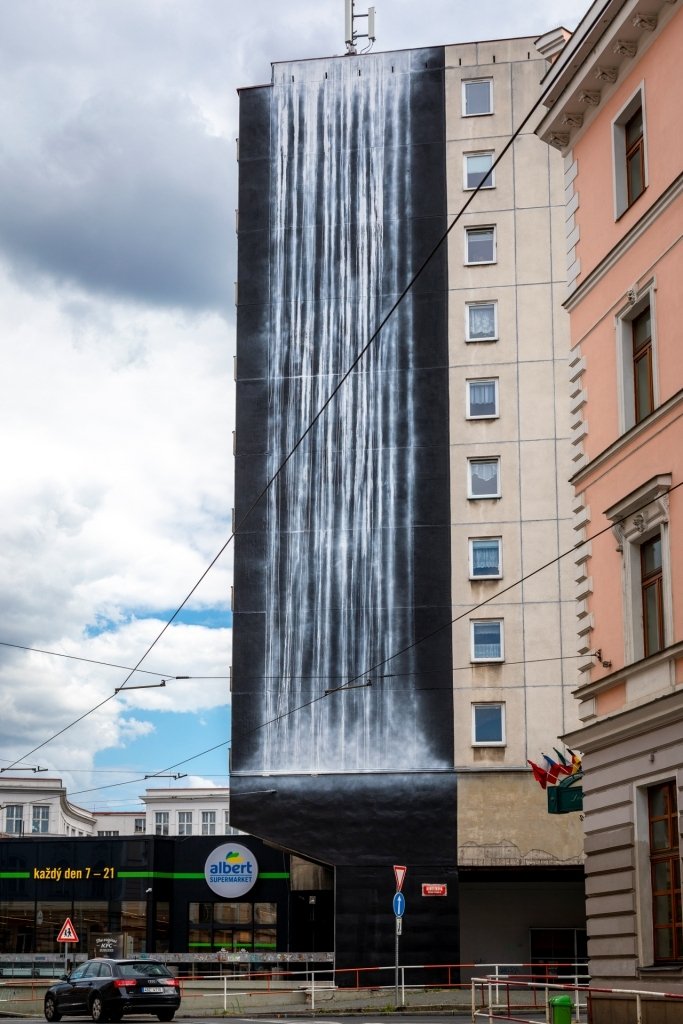 V rámci Landscape festivalu vzniklo dílo nazvané Vodopád na stěně jednoho z žižkovských paneláků