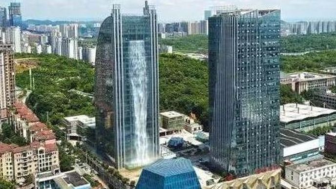 V jihočínském městě Kuej-jang, metropoli provincie Kuej-čou, mají 108 metrů vysoký vodopád na mrakodrapu