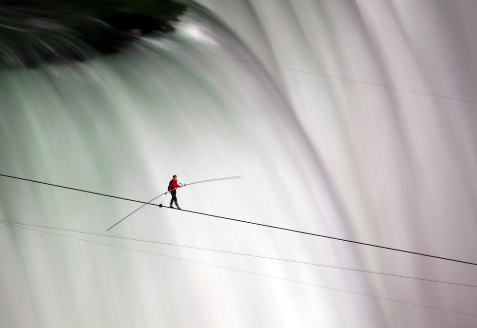 Wallenda se stal prvním člověkem, který přešel po laně nad Kanadskou podkovou