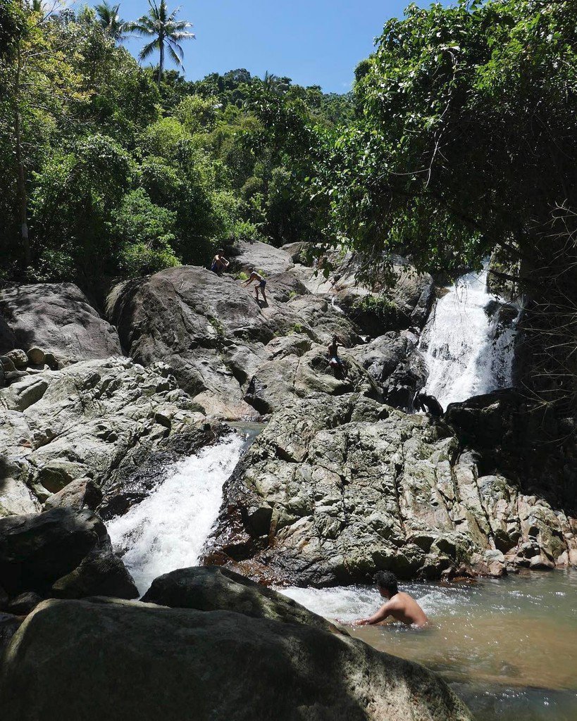 Dvaatřicetiletý český turista přišel o život na thajském prázdninovém ostrově Samui. Při fotografování se zřítil ze srázu u vodopádu, kam je zakázaný přístup.