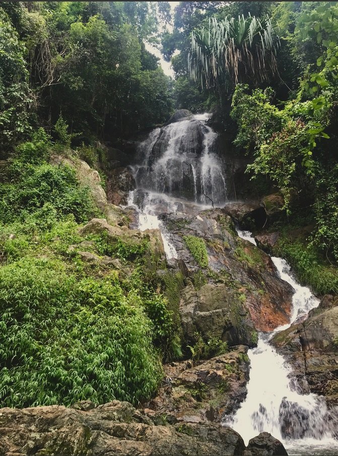 Dvaatřicetiletý český turista přišel o život na thajském prázdninovém ostrově Samui. Při fotografování se zřítil ze srázu u vodopádu, kam je zakázaný přístup.