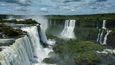 Největší systém vodopádů na zemi najdete na řece Iguacu na hranicích Brazílie a Argentiny uprostřed dvou přírodních parků. V období dešťů tu můžete napočítat 270 vodopádů, v období sucha jejich počet více než o stovku klesá.