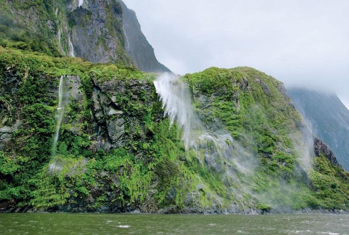 Vodopády na Milford Sound - asi nejoblíbenější a rozhodně nejznámější na zélandské trase.