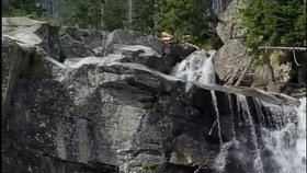 Turisté se opalovali na kamenech u Vodopádů Studeného potoka.