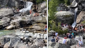Turisté se opalovali na kamenech u Vodopádů Studeného potoka.