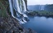 4 - Vodopády na řece Iguazú: Jedná se o jedny z největších vodopádů na světě. Nacházejí se na hranicích Brazílie a Argentiny. Z 275 proudů je nejvyšší Ďábelské hrdlo (80 m).