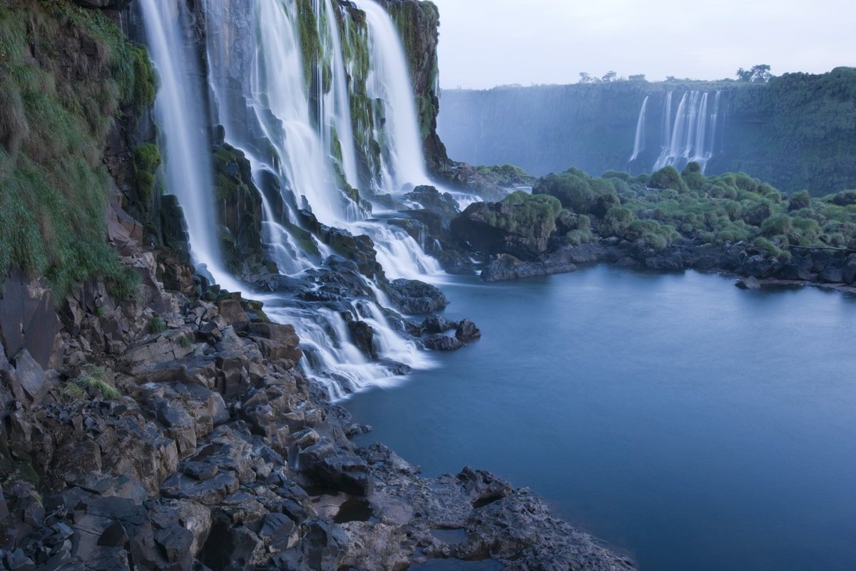 4 - Vodopády na řece Iguazú: Jedná se o jedny z největších vodopádů na světě. Nacházejí se na hranicích Brazílie a Argentiny. Z 275 proudů je nejvyšší Ďábelské hrdlo (80 m).