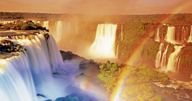 Největší vodopády světa leží na hranicích Brazílie a Argentiny v povodí řeky Paraná