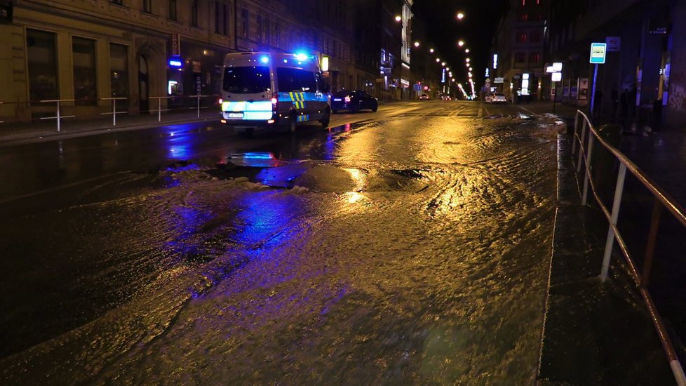 Na ulici Sokolská, kudy vede magistrála, praskl v pondělí nad ránem vodovod.