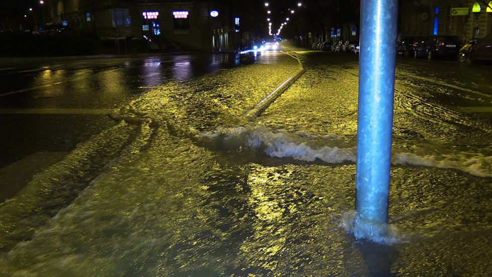 Na ulici Sokolská praskl v pondělí nad ránem vodovod.