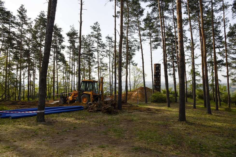 Páteřní síť vodovodu ústí v blízkosti rozhledny, kde je betonový rezervoár, ze kterého bude říční voda distribuovaná do všech koutů zahrady.