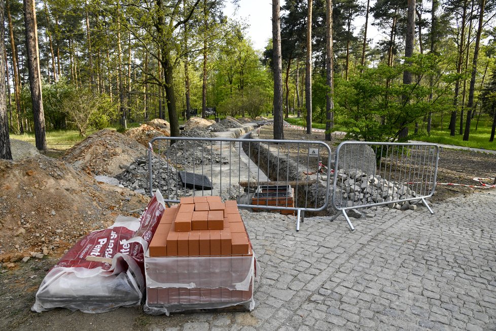 Oproti páteřnímu vedení vodovodu, které se místy nachází v hloubce až devíti metrů pod zemí, se vnitřní rozvody nachází relativně pod povrchem.