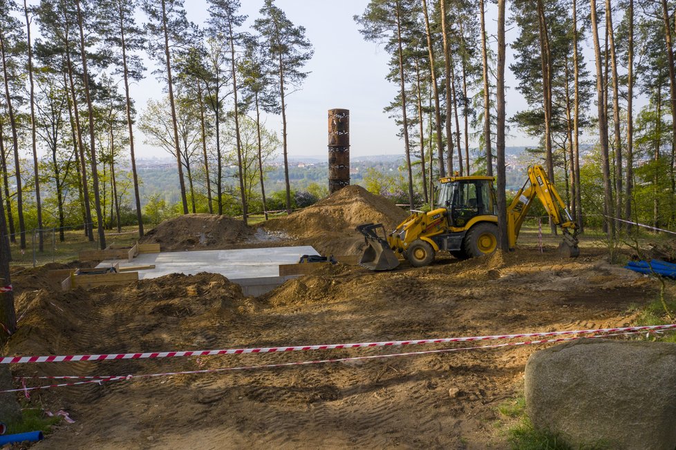 Poblíž deset metrů vysoké kovové rozhledny se nově pod zemí nachází betonový monolitický rezervoár. Z něho bude říční voda distribuovaná do všech koutů botanické zahrady.