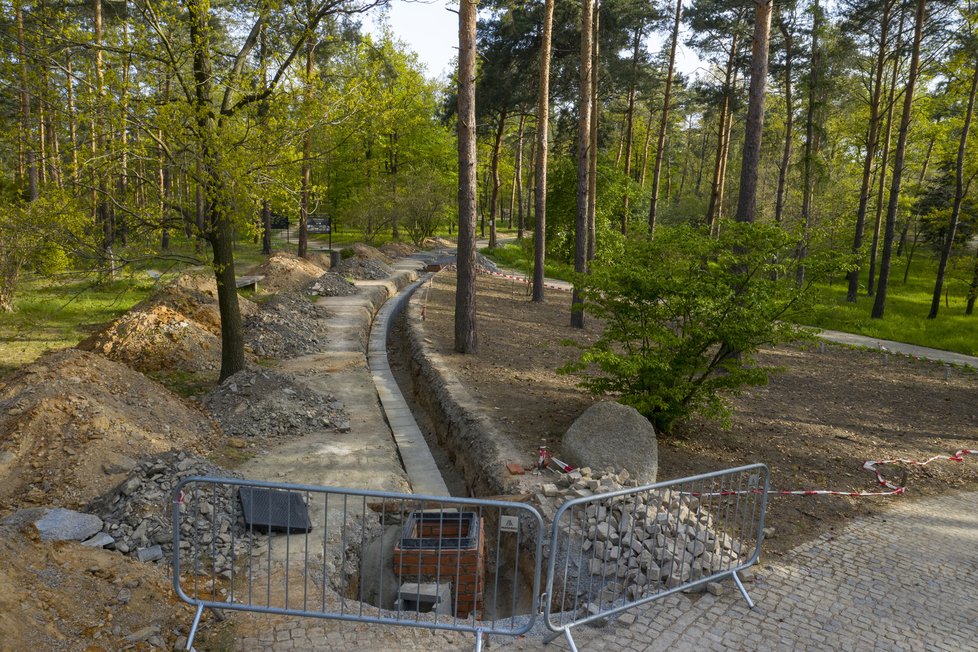 Poblíž deset metrů vysoké kovové rozhledny se nově pod zemí nachází betonový monolitický rezervoár. Z něho bude říční voda distribuovaná do všech koutů botanické zahrady.